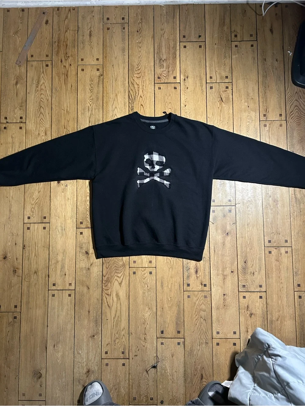 Black Men’s Crewneck Sweater with Plaid Skull Graphic